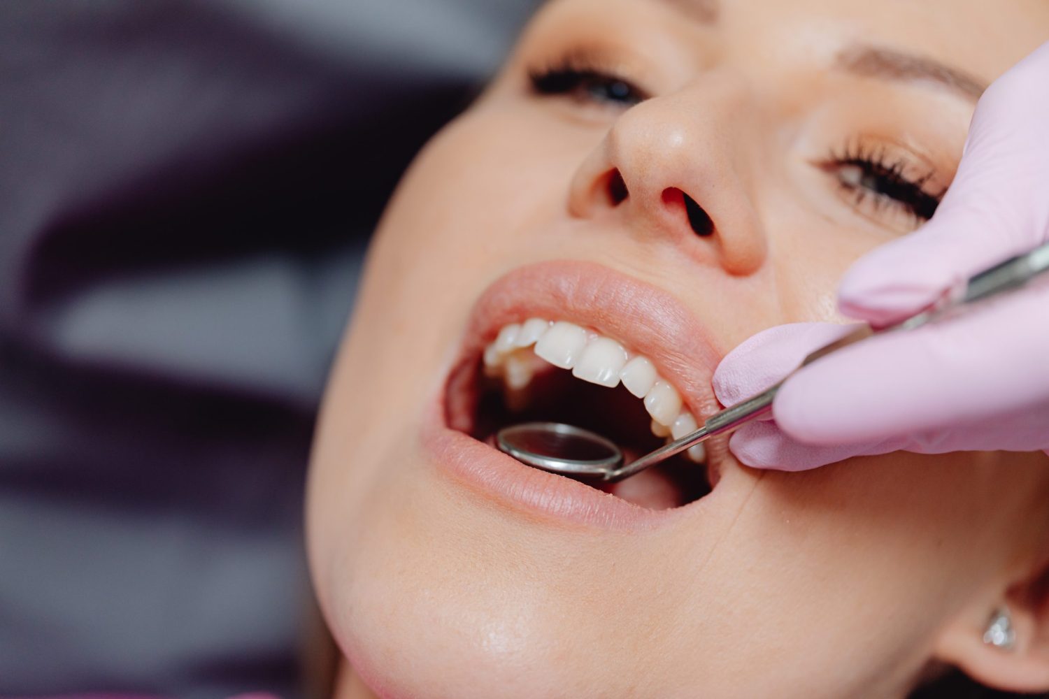 Une dentiste expérimentée en consultation avec sa patiente
