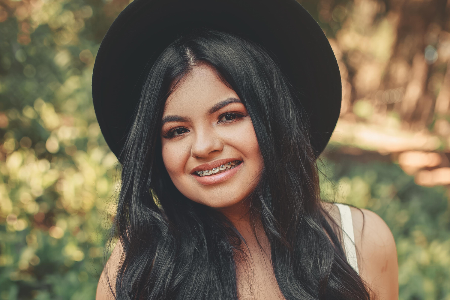 Une jeune fille souriante portant des appareils dentaires