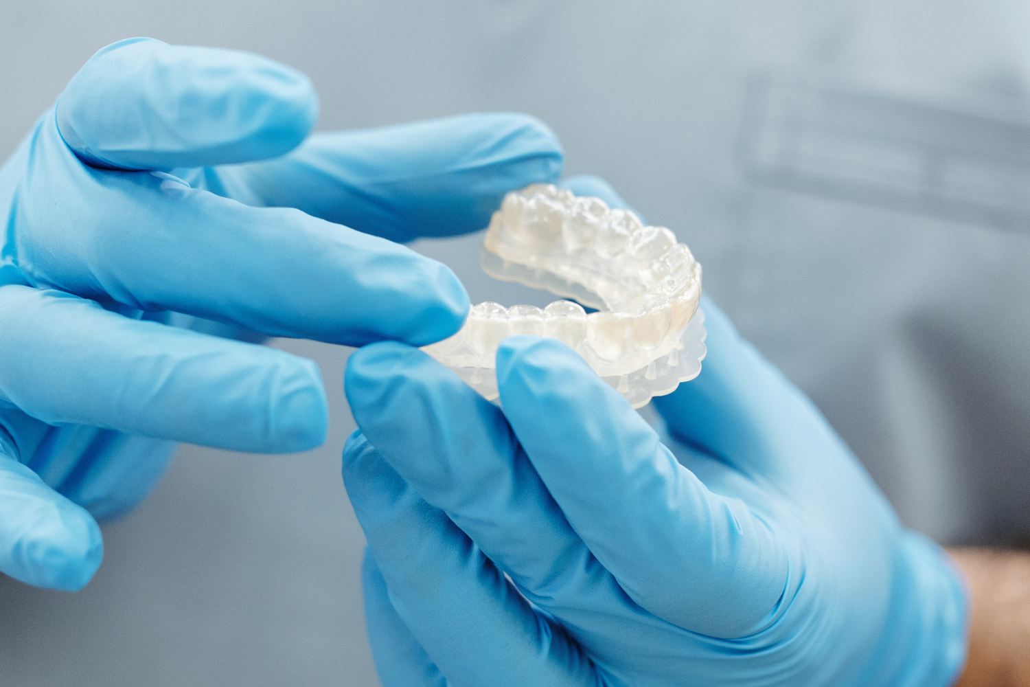 Adieu aux appareils orthodontiques encombrants! Découvrez comment les aligneurs dentaires invisibles peuvent vous donner le sourire que vous désirez.