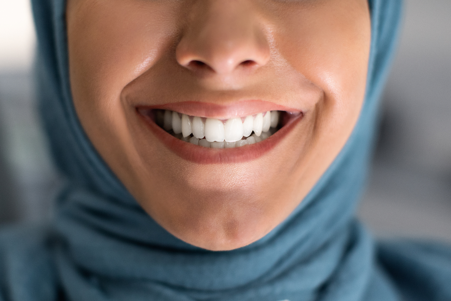 Femme avec un sourire éclatant après un traitement de blanchiment des dents