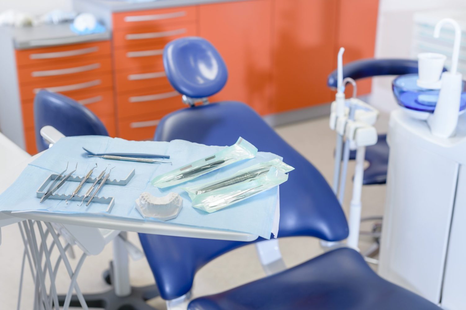 Gros plan d'instruments dentaires, illustrant le processus de pose d'implants dentaires biorésorbables