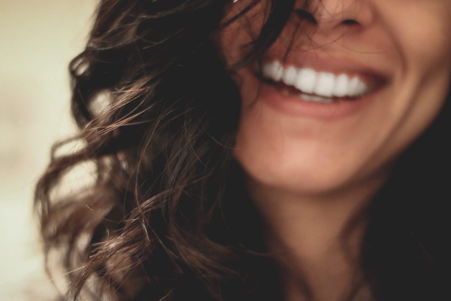 Femme souriante sans signes d'érosion dentaire grâce aux conseils de Dental Xpert