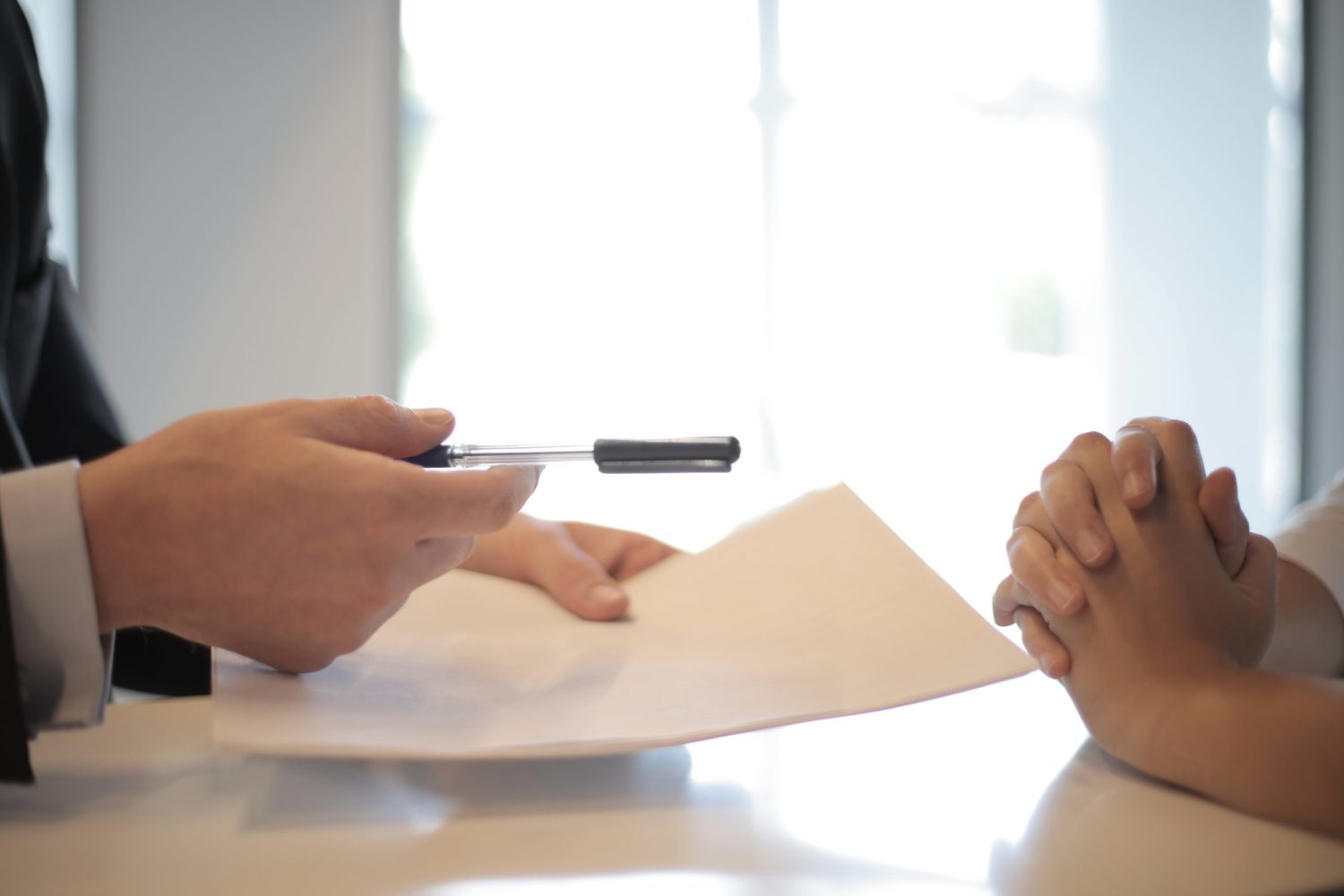 Deux personnes signant un contrat d'assurance dentaire