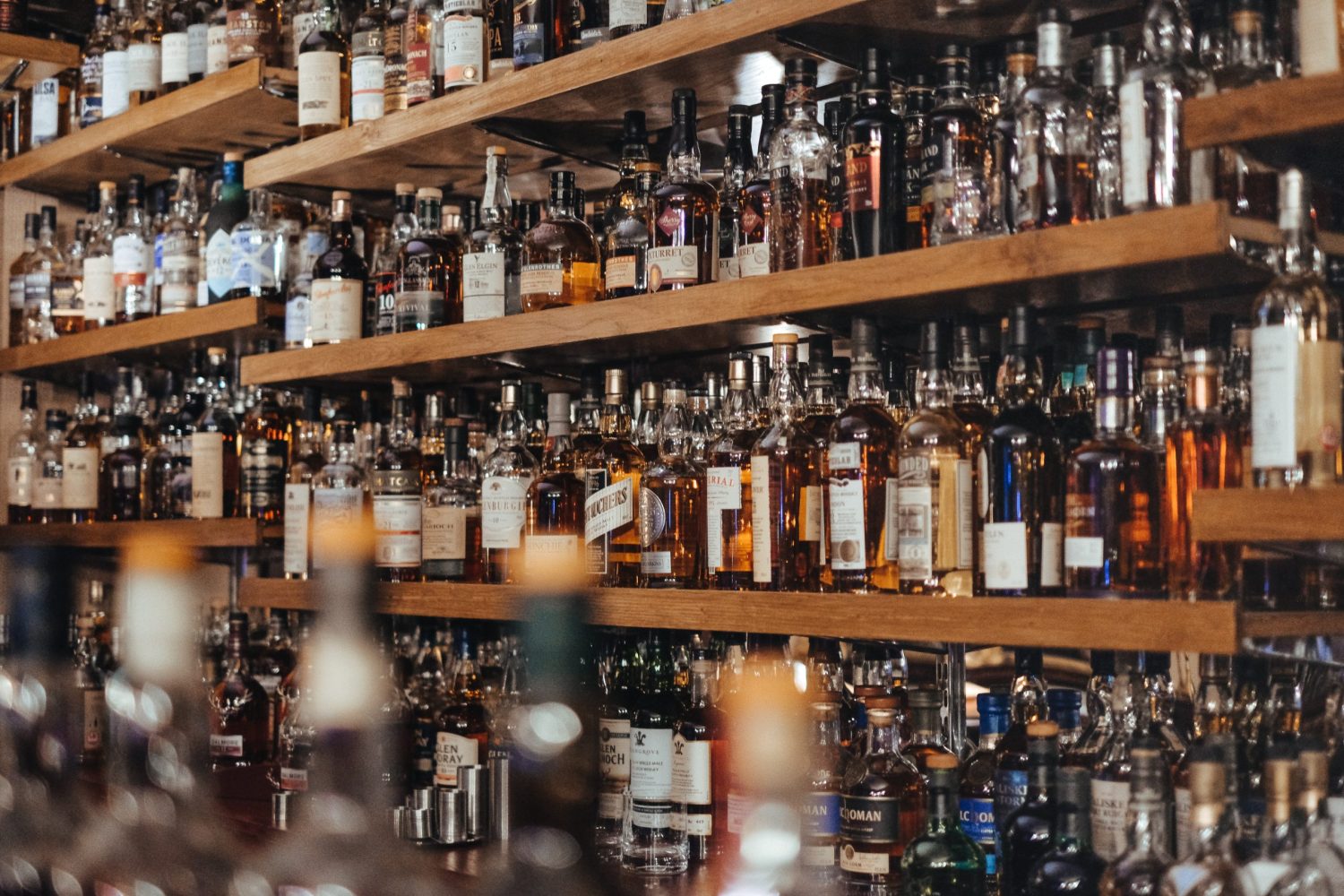 Casier de vente d'alcool symbolisant la consommation d'alcool et son impact sur la santé dentaire