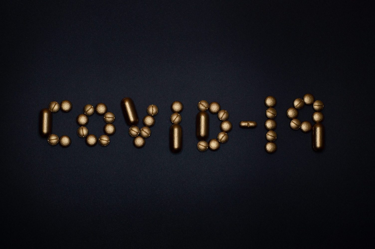 Image représentant le mot 'COVID-19' mettant l'accent sur son impact sur la dentisterie en France.