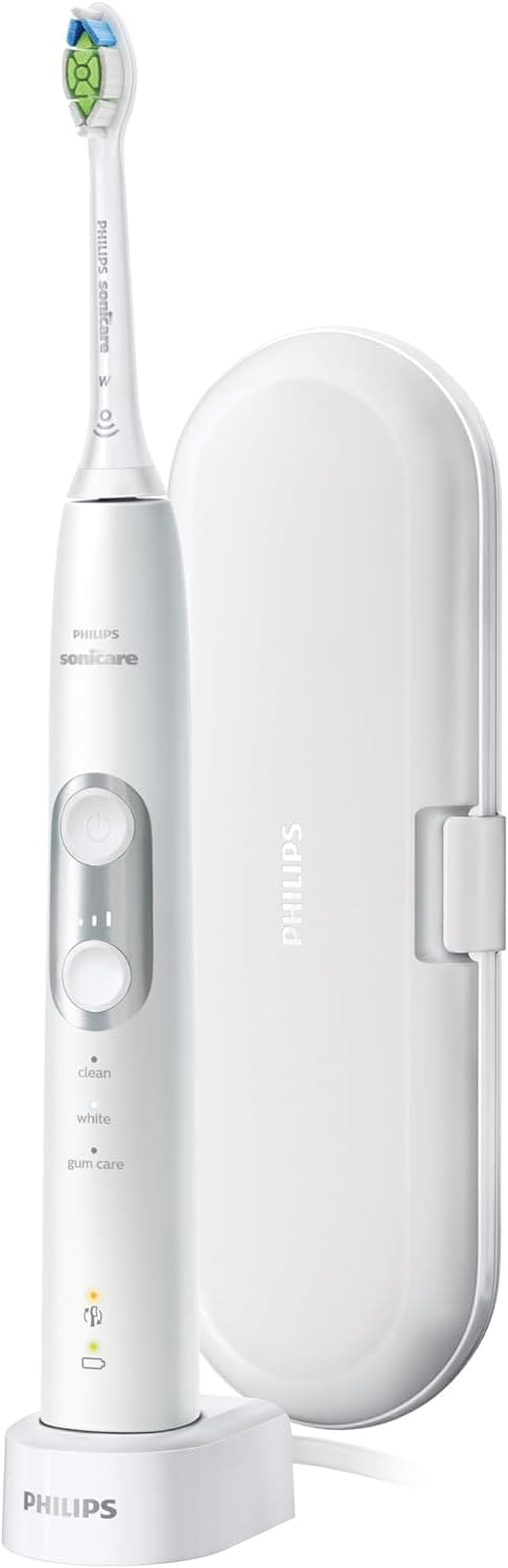 Brosse à dents électrique rechargeable Philips Sonicare Protectiveclean 6100 avec technologie de blanchiment, accompagnée de son étui de voyage et de sa station de charge.