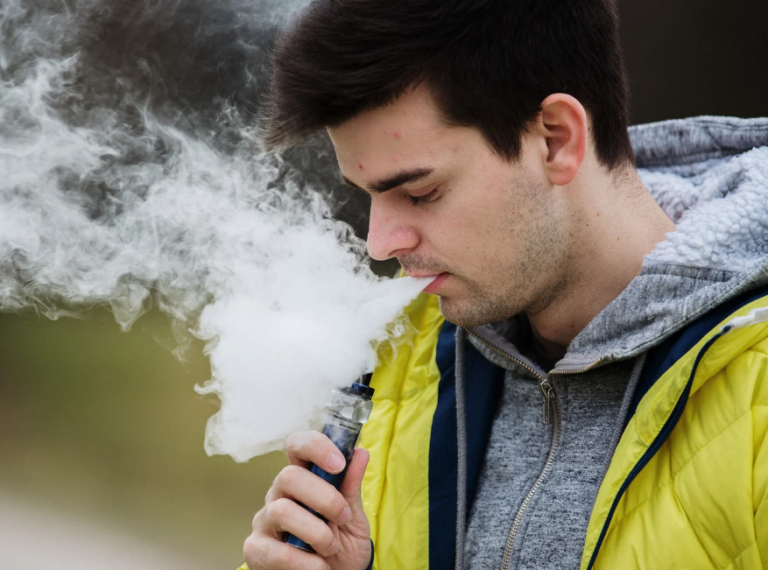 Lire la suite à propos de l’article Les Étudiants et le Vapotage : Un Danger pour la Santé Bucco-Dentaire